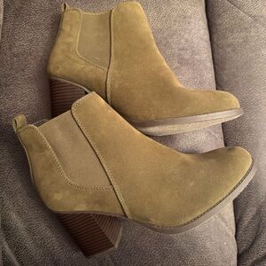NWOT 
Soda Women's Green Ankle Booties
